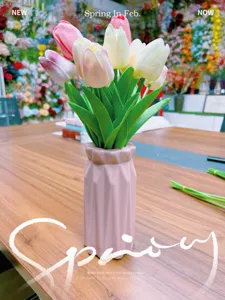 Bouquet de fleurs artificielles tulipes dans un vase rose décoration maison accessoire photo