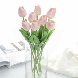 Bouquet de fleurs de tulipes roses artificielles en vase en verre transparent déco
