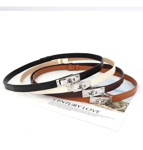 Cinturón fino de mujer en piel con hebilla metálica, elegante accesorio para vestidos.