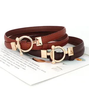 Ceinture fine élégante en cuir avec boucle ronde dorée pour robes et manteaux.