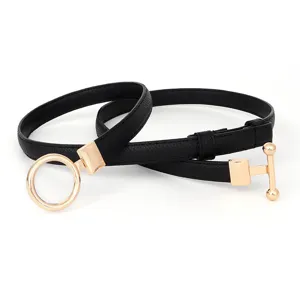 Fine ceinture en cuir noir avec anneau doré et fermoir en T pour robes et manteaux.