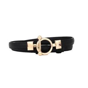 Fine ceinture de taille noire avec boucle dorée élégante pour robes et manteaux.