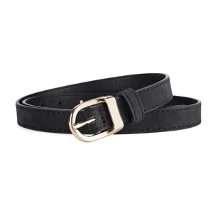 Ceinture de femme noire classique avec boucle métallique dorée polie sur fond blanc studio