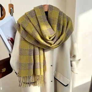 Vue détaillée de l'écharpe à carreaux jaune-vert et marron, texture douce et franges.