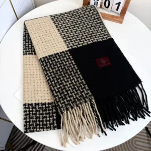 Écharpe d'hiver chaude pour femme, motif pied-de-poule classique à franges, châle doux et épais.
