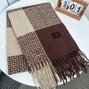 Écharpe d'hiver à carreaux pour femmes, châle chaud en tricot épais avec des franges.