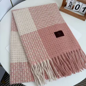 Écharpe d'hiver à carreaux rose et blanc confortable avec franges, châle chaud pour femmes.