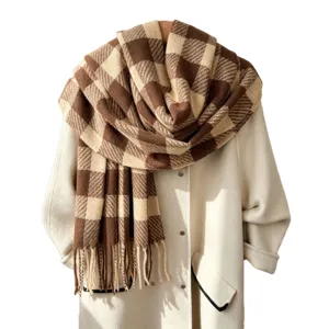 Écharpe à carreaux marron et beige d'hiver, châle doux imitation cachemire pour femme.