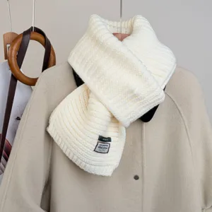 Sciarpa in maglia bianca minimalista e accogliente da donna, accessorio moda invernale.
