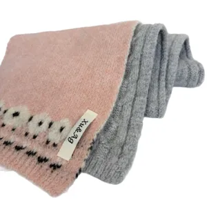 Morbida sciarpa in misto lana lavorata a maglia con motivo di pecora in rosa e grigio.