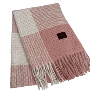 Écharpe d'hiver à carreaux rose confortable avec franges, châle chaud et élégant pour femmes.