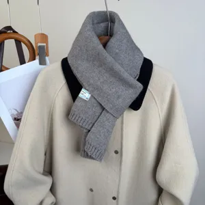 Sciarpa in maglia tinta unita morbida e calda per donna e uomo in inverno, dettaglio collo grigio.