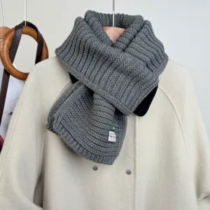 Sciarpa in lana lavorata a maglia grigio scuro per l'inverno, accessorio caldo e accogliente quotidiano.