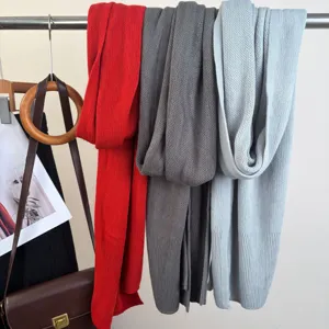 Sciarpa lunga invernale in maglia rossa, grigio scuro e azzurro, morbida e calda.