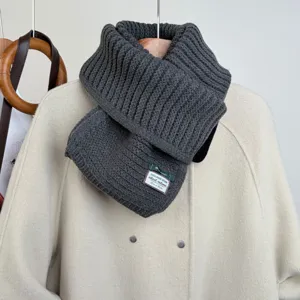 Dettaglio sciarpa a maglia grigio scuro, elegante accessorio invernale morbido e caldo