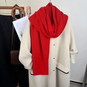 Sciarpa invernale da donna in maglia rossa, morbido materiale in lana calda, lungo dettaglio.
