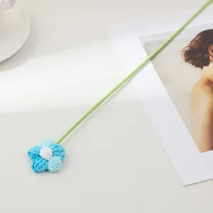 Fleur bouffante en laine faite à la main, jolie fleur tricotée avec tige verte pour le bureau.