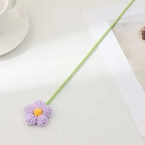 Décoration florale au crochet faite à la main, jolie fleur violette avec tige verte pour la maison.