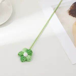 Tige de fleur bouffante tricotée verte artisanale pour déco maison et style de bureau.