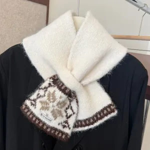 Gemütlicher weiß-brauner Fair-Isle-Strickschal aus Kaschmir-Mix für warme Wintertage.