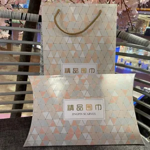 Borsa regalo in carta con motivo geometrico a triangolo e scatola cuscino per sciarpe dettaglio