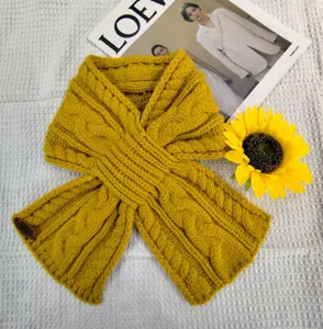 Sciarpa incrociata in maglia treccia gialla accogliente per inverno, scaldacollo elegante.