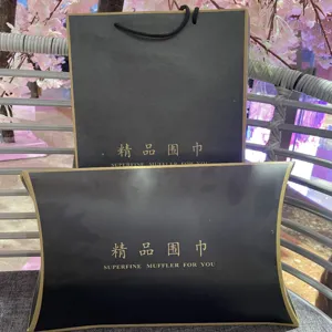 Set confezione regalo sciarpa nera di lusso con borsa e scatola per accessori di abbigliamento.