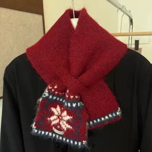 Klassischer kuscheliger Winterschal aus Kaschmir-Mix mit norwegischem Schneeflocken-Muster.