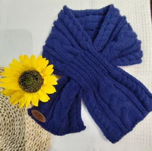 Accogliente sciarpa incrociata in maglia treccia blu per donna e uomo. Scaldacollo elegante.