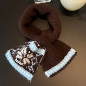 Warmer kuscheliger Winterschal für Damen mit klassischem Fair-Isle-Schneeflockenmuster.