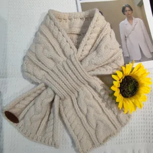 Accogliente sciarpa incrociata in maglia crema per donna e uomo, scaldacollo invernale.