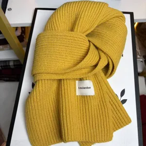 Herbst Winter warmer gelber Strickschal fuer Damen einfarbig kuschelig weicher Nackenschutz