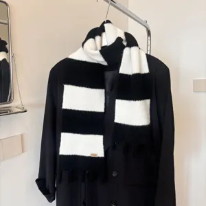 Detailansicht eines schicken schwarz-weißen gestreiften Strickschals für warme Wintertage.