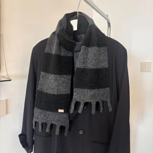 Schwarzer und grauer gestreifter Strickschal für Damen, gemütlicher Winter-Fransen-Halswärmer.