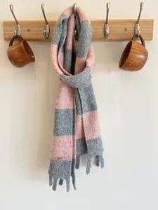 Rosa-grau farbblockgestrickter Schal mit Streifen und Fransen, gemütlicher warmer Winter Wollschal.