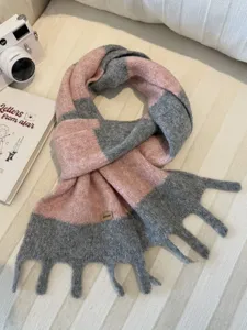 Gemütlicher rosa-grauer Strickschal mit Fransen für Damen, warm und weich im Winter.