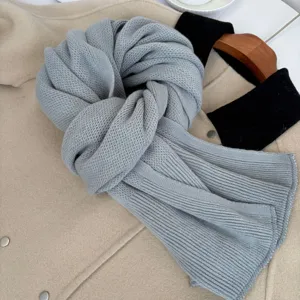 Dettaglio sciarpa in maglia grigia morbida, scaldacollo caldo in lana per donna autunno inverno.