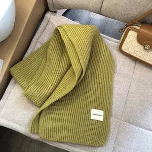 Ingwergelber Strickschal aus Wolle, weicher und warmer Winterschal fuer Damenmode.