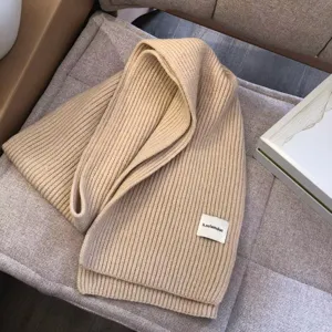 Gemütlicher warmer Strickschal in Beige, weicher Winterschal für Damen im eleganten Stil.