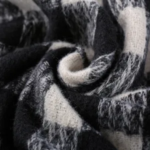Détail de tissu d'écharpe à carreaux noir et blanc, douce texture imitation cachemire.