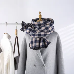 Écharpe à carreaux style universitaire pour femmes, châle imitation cachemire, détail hiver.