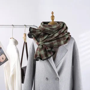 Gros plan detaille echarpe a carreaux femme, chaude cape d'hiver avec design de bordure.