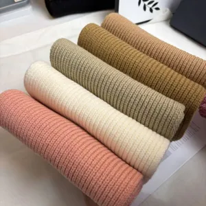 Dicker einfarbiger Strickschal Detailansicht, warmer Winter-Halswärmer für Damen und Herren.