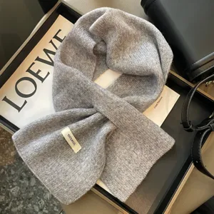 Sciarpa incrociata in maglia di lana grigia al 100% per donna, scaldacollo invernale.