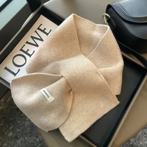 Sciarpa invernale in lana beige lavorata a maglia, design incrociato, colletto caldo.