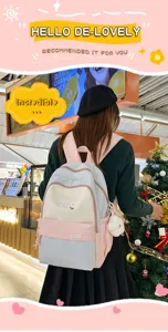 Zaino scolastico in tela pastello multi-tasche con ricamo di margherite e ciondolo in peluche carino.