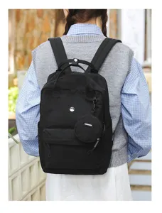 Nahaufnahme eines schwarzen Freizeitrucksacks mit Griffen, Fronttasche und runder Tasche.