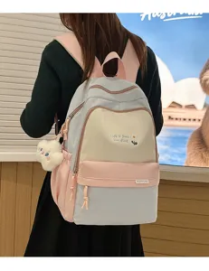 Vista dettagliata dello zaino scolastico pastello con ricamo di margherite e peluche.