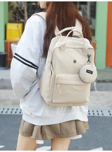 Detailaufnahme des lässigen beigen Studentenrucksacks für den Alltag und Reisen konzipiert.