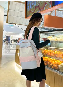 Vista dettagliata dello zaino casual bicolore da ragazza con ricamo di margherite.